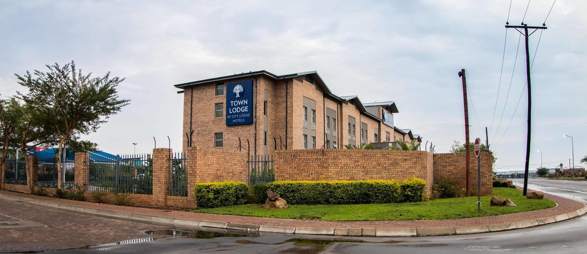 Town Lodge Габороне Екстериор снимка